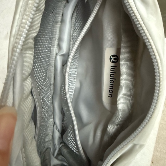 Lululemon belt bag with front zipper - Picture 6 of 6